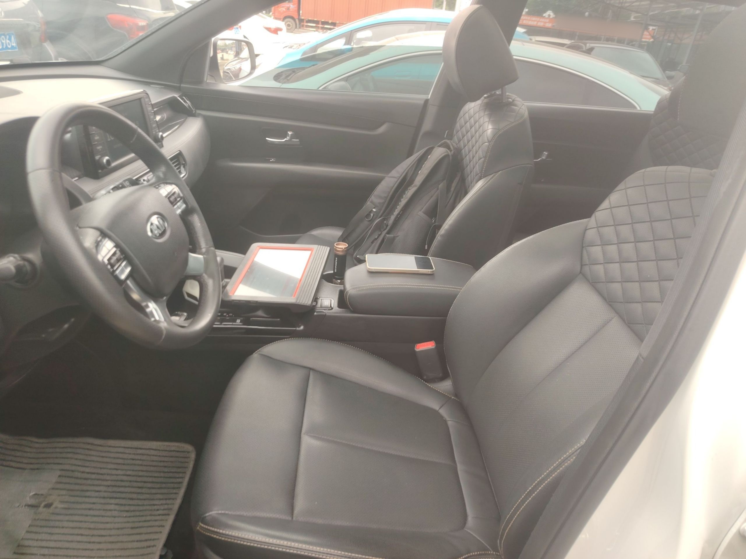 المقاعد الأمامية داخل السيارة