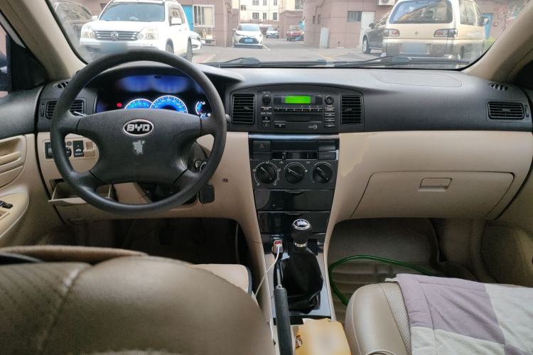 Used BYD F3 2013 Energy-Efficient Model 1.5L Manual Comfort Version Center Console