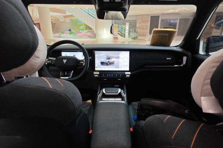 Used Deepal G318 2024 Four-Wheel-Drive Air Suspension Model Center Console