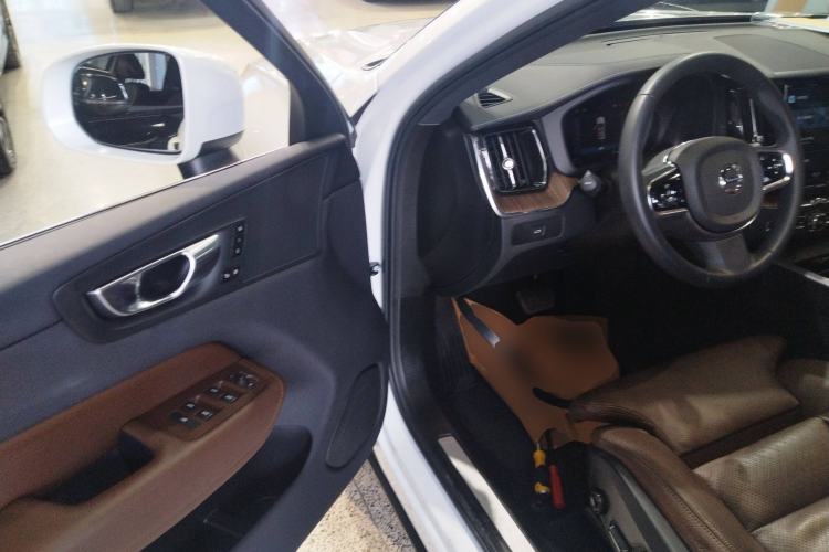 Used Volvo XC60 2023 B5 4x4 Smart Luxury Edition
