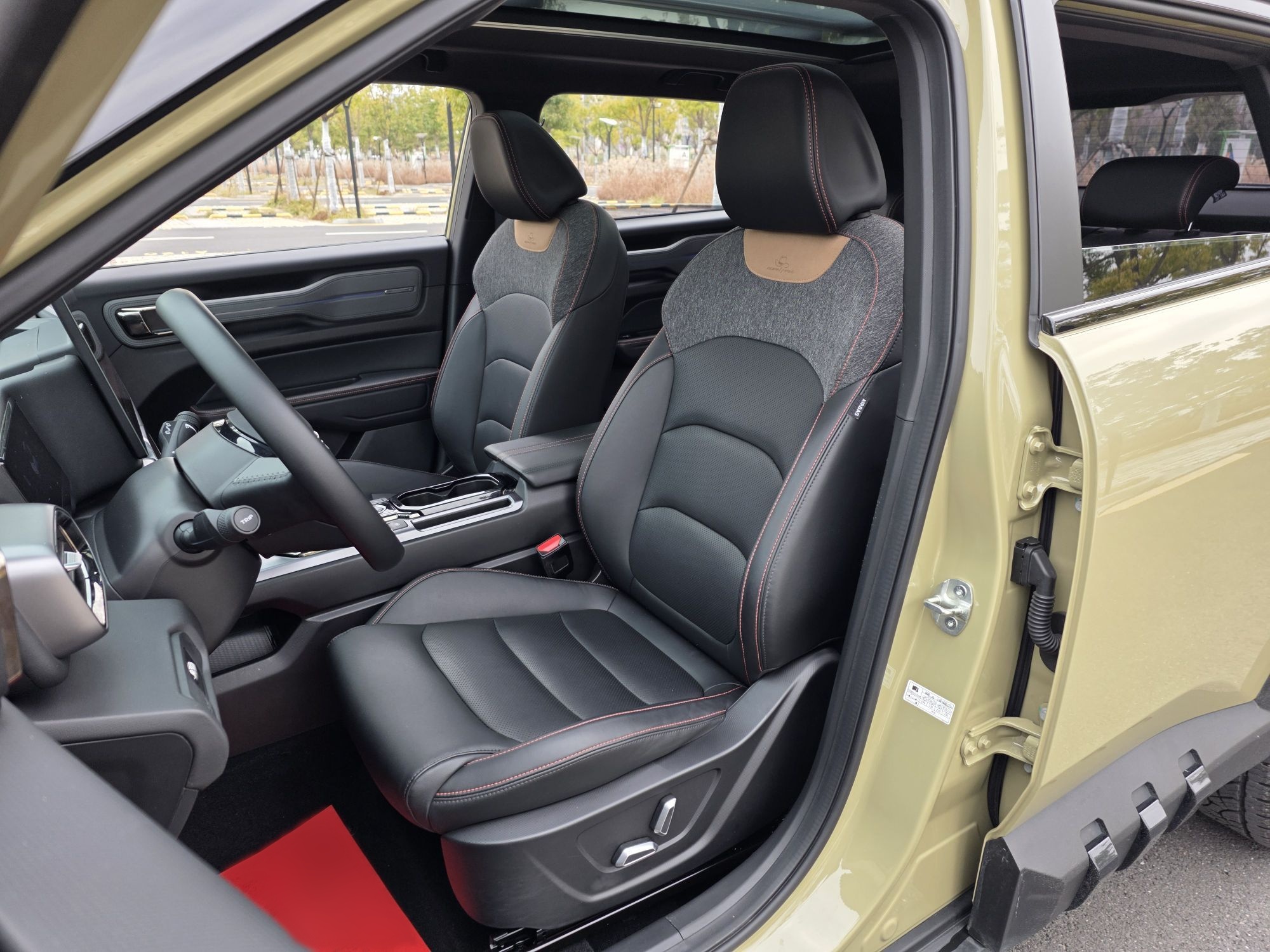 المقاعد الأمامية داخل السيارة