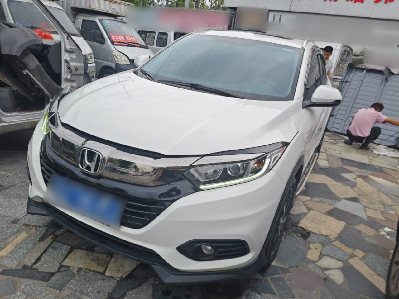 تحت مقدمة السيارة