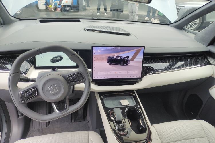 Used Zeekr 009 2024 Six-Seat Executive Version 4WD 108 kWh Center Console