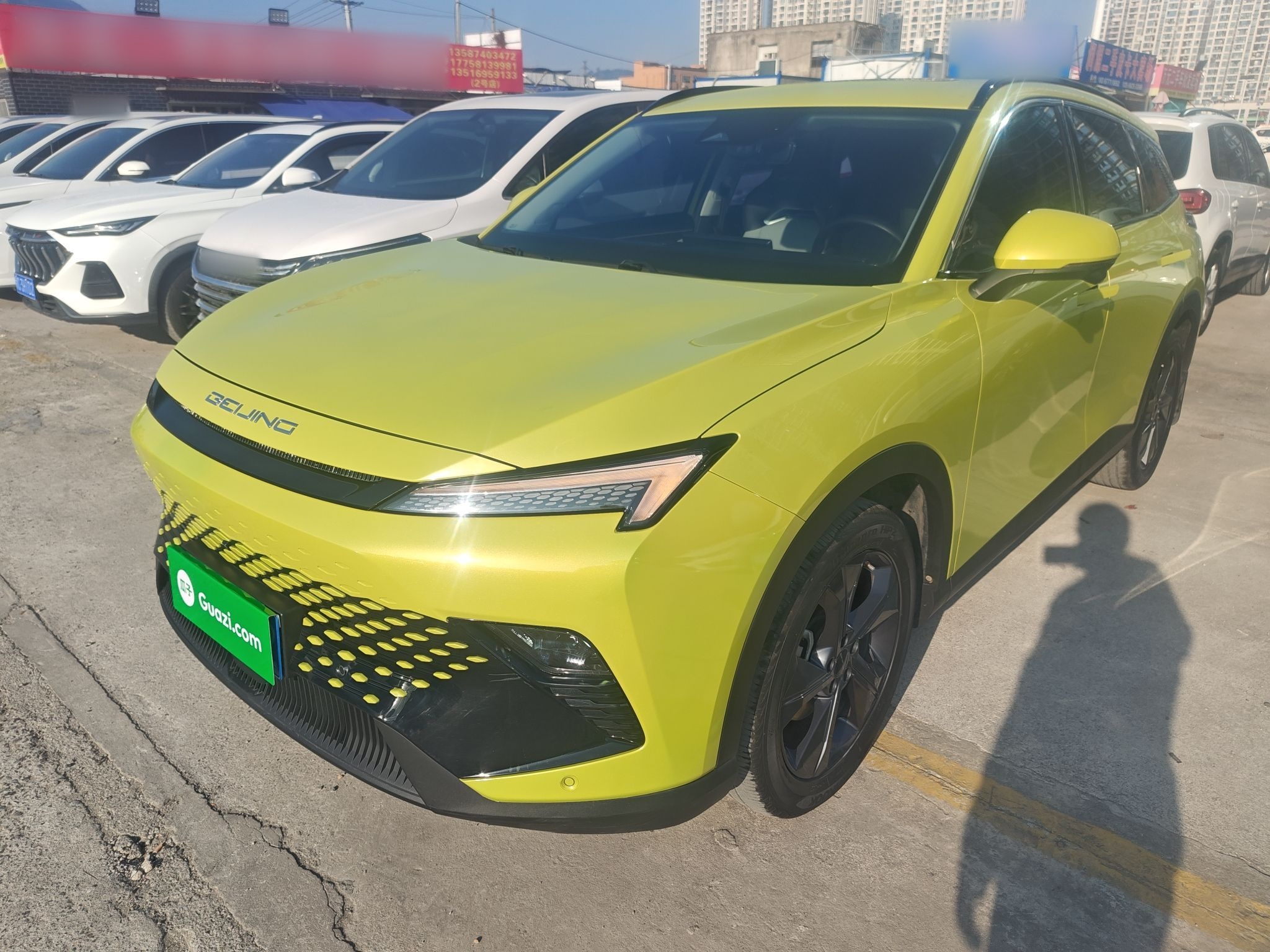 تحت مقدمة السيارة