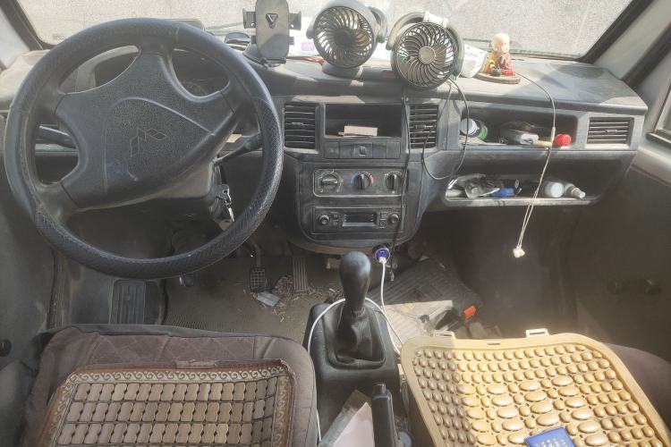 Used Wuling Zhiguang Small Truck 2016 1.2L Double-Cab LSI Center Console