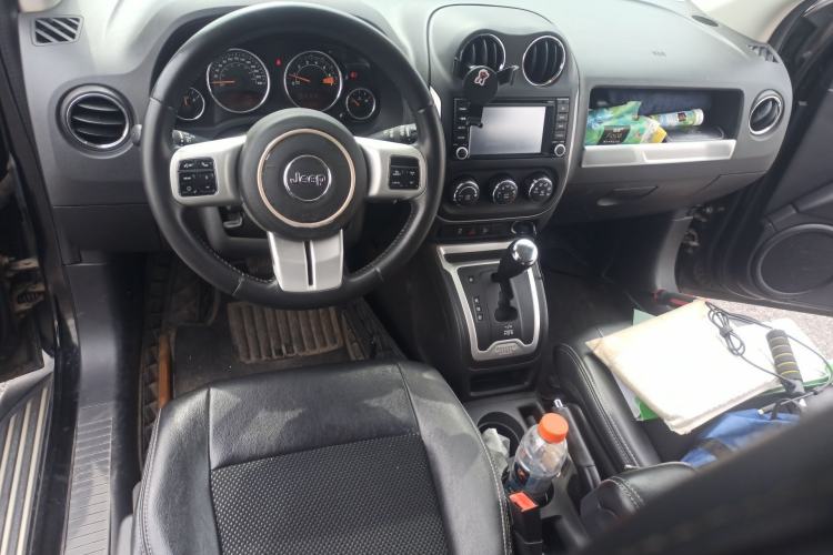 Used Jeep Compass 2014 Revised Version 2.4L Four-Wheel Drive Comfort Edition Center Console