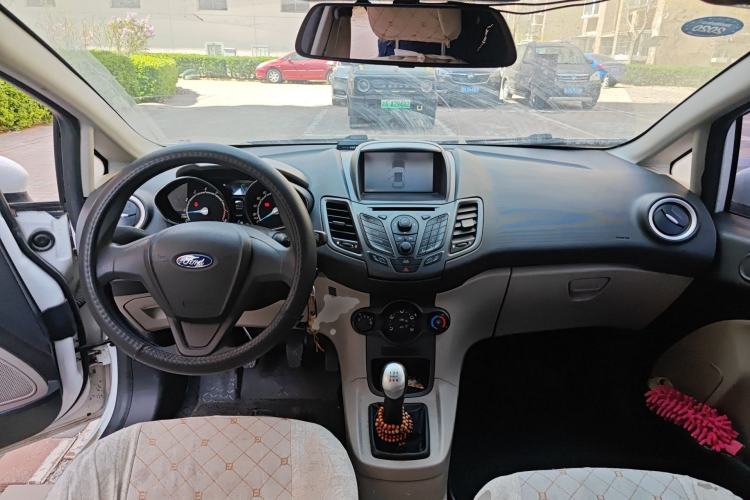 Used Ford Fiesta 2013 Sedan 1.5L Manual Fashion Edition Center Console