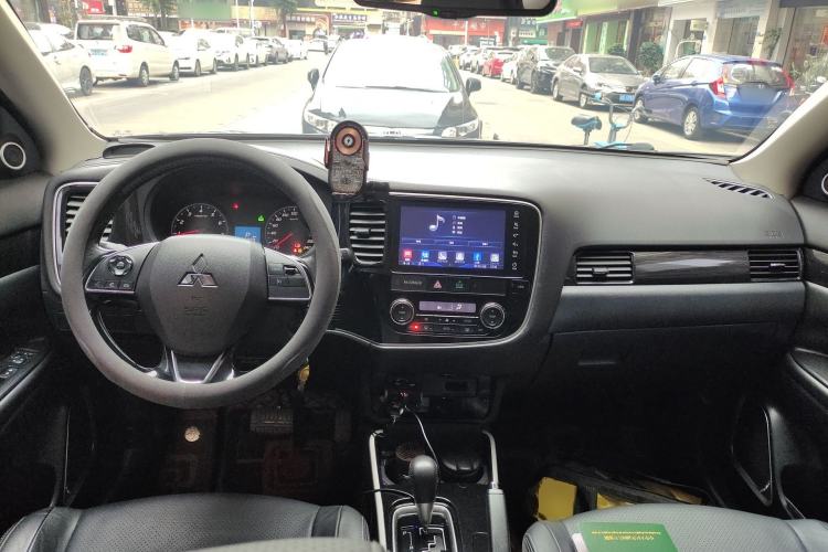 Used Mitsubishi Outlander 2018 2.0L Two-Wheel Drive Glory Edition 5 Seats Center Console