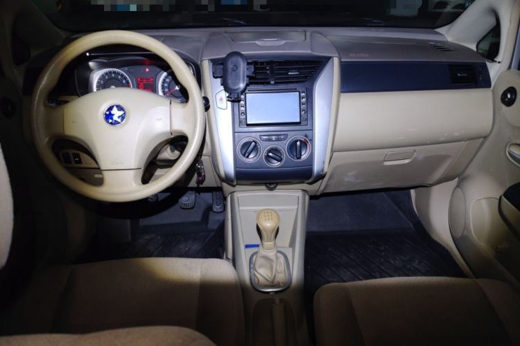 Used Venucia D50 2013 1.6L Manual Fashion Edition Center Console