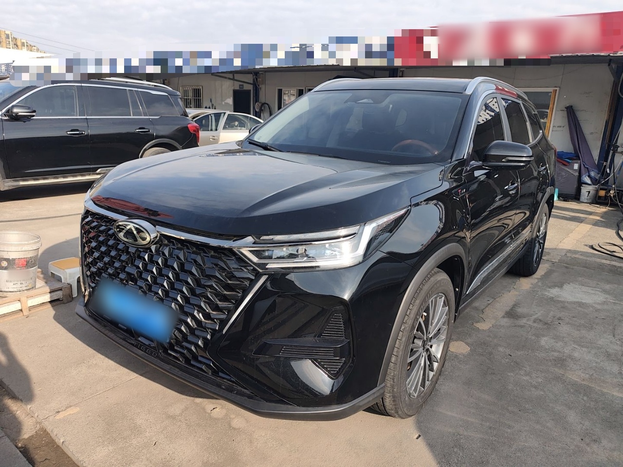 تحت مقدمة السيارة