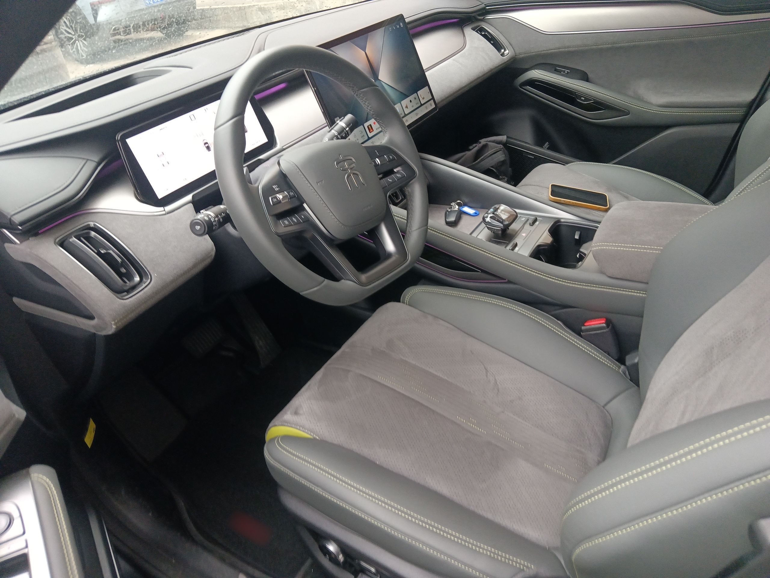 المقاعد الأمامية داخل السيارة