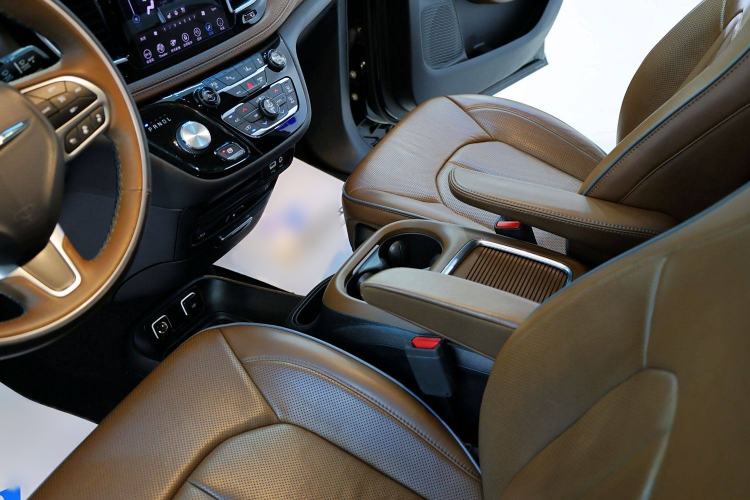 Used Chrysler Grand Voyager 2017 3.6L Premium Edition
