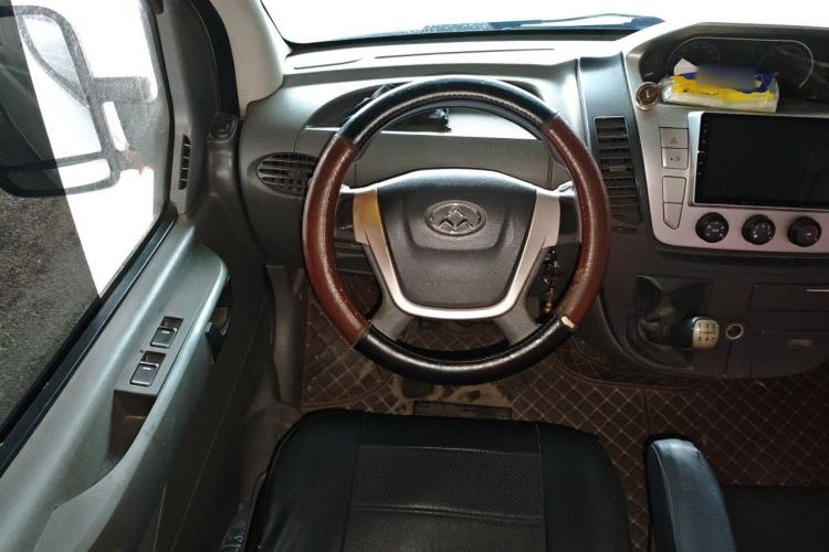 Used SAIC MAXUS Xintu V80 2017 2.5T 5-Speed Manual Aoyuntong National V Short Wheelbase Mid-Roof 5/6/10-Seater
