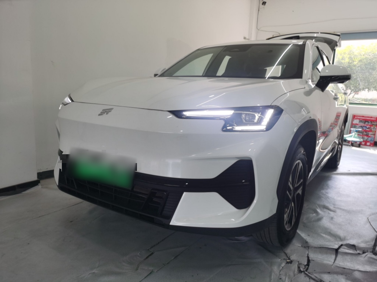 Под передней частью автомобиля