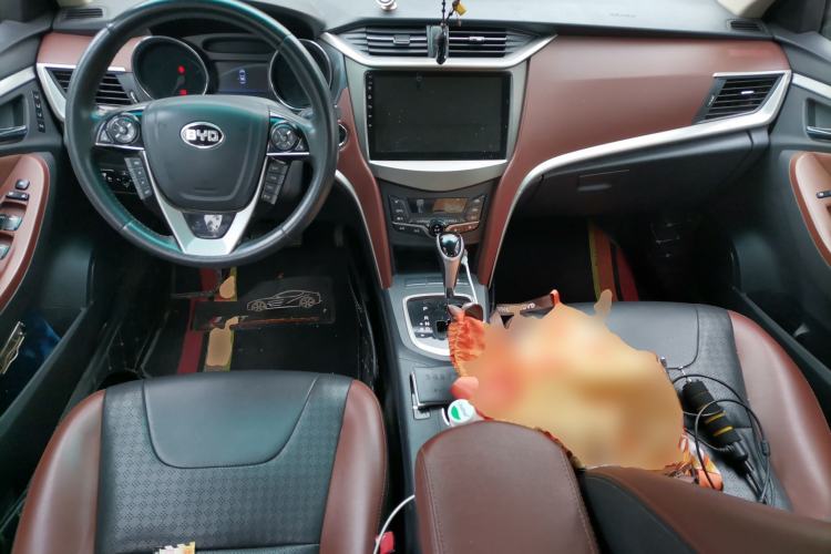 Used BYD G5 2014 1.5TID Automatic Flagship Model Center Console