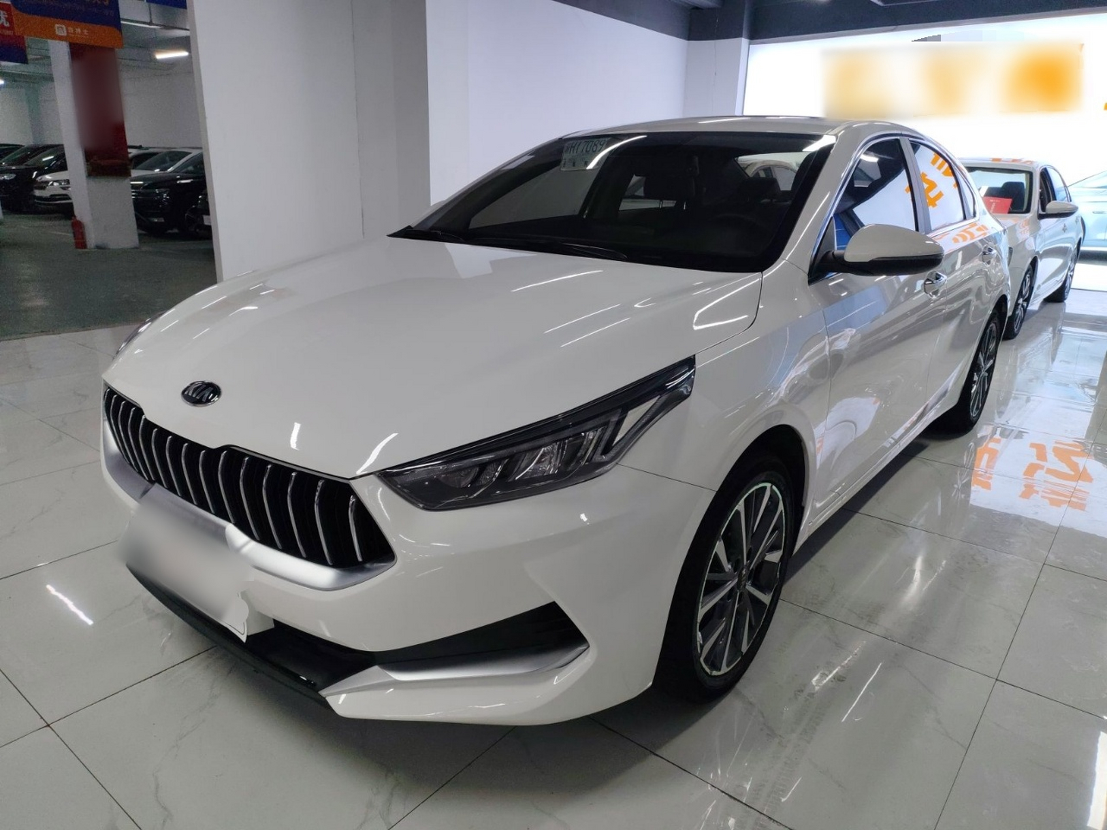 Под передней частью автомобиля