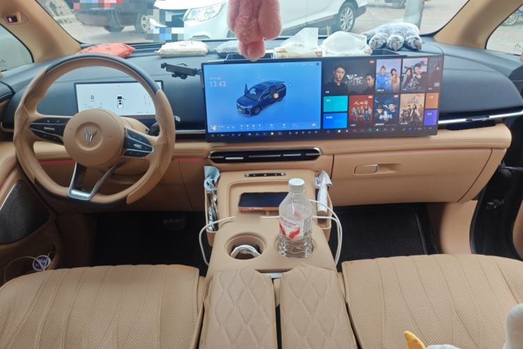 Used VOYAH Dream 2025 PHEV Four-Wheel Drive Prestige Kunpeng Edition Center Console