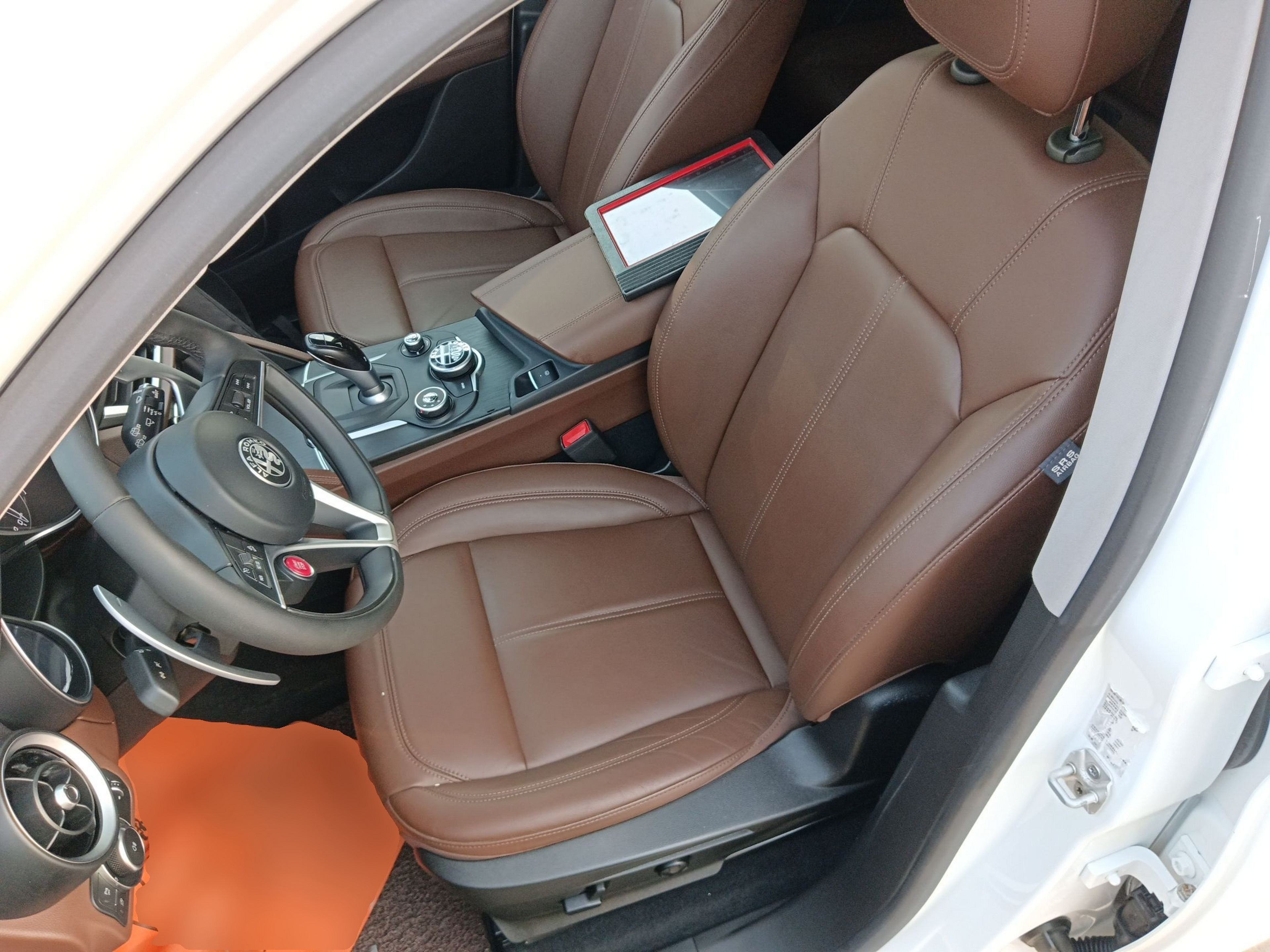 Переднее сиденье в автомобиле