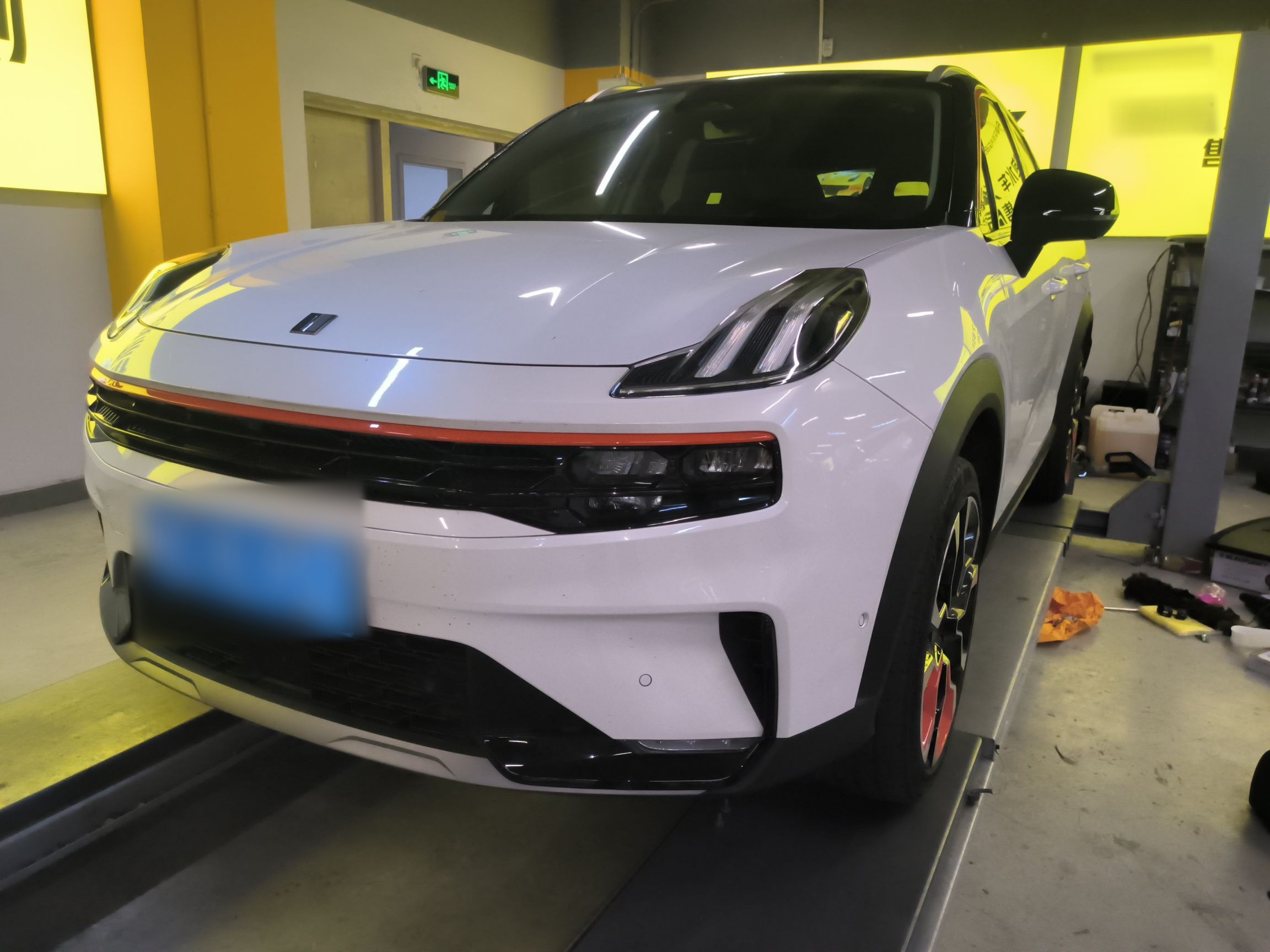 Под передней частью автомобиля