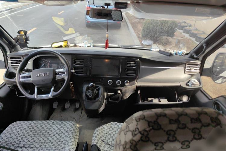 Used JMC Fushun 2023 2.0T Manual Short-Wheelbase Mid-Height Commercial Multi-Purpose 5-Seater Passenger Vehicle Center Console