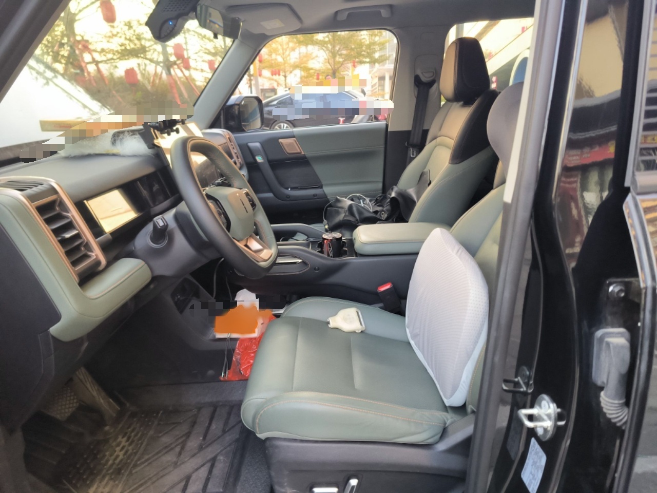 المقاعد الأمامية داخل السيارة