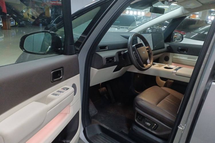 Used Li Auto MEGA 2024 Ultra Model
