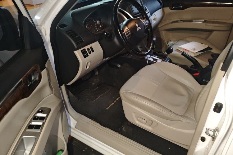 Used Mitsubishi Pajero Sport 2013 3.0L Automatic 4x4 Flagship Edition Driver Seat