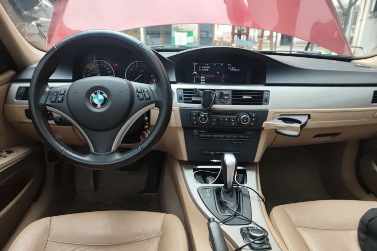 Used BMW 3 Series 2010 320i Luxury Model Center Console