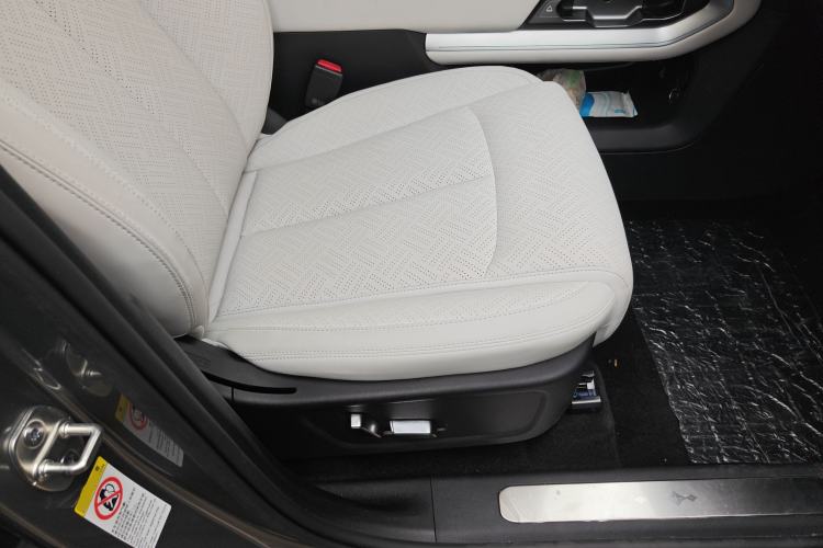 Used Formula Leopard Titanium 3 2025 501KM All-Wheel Drive Intelligent Driving Ultra Version Right Front Seat