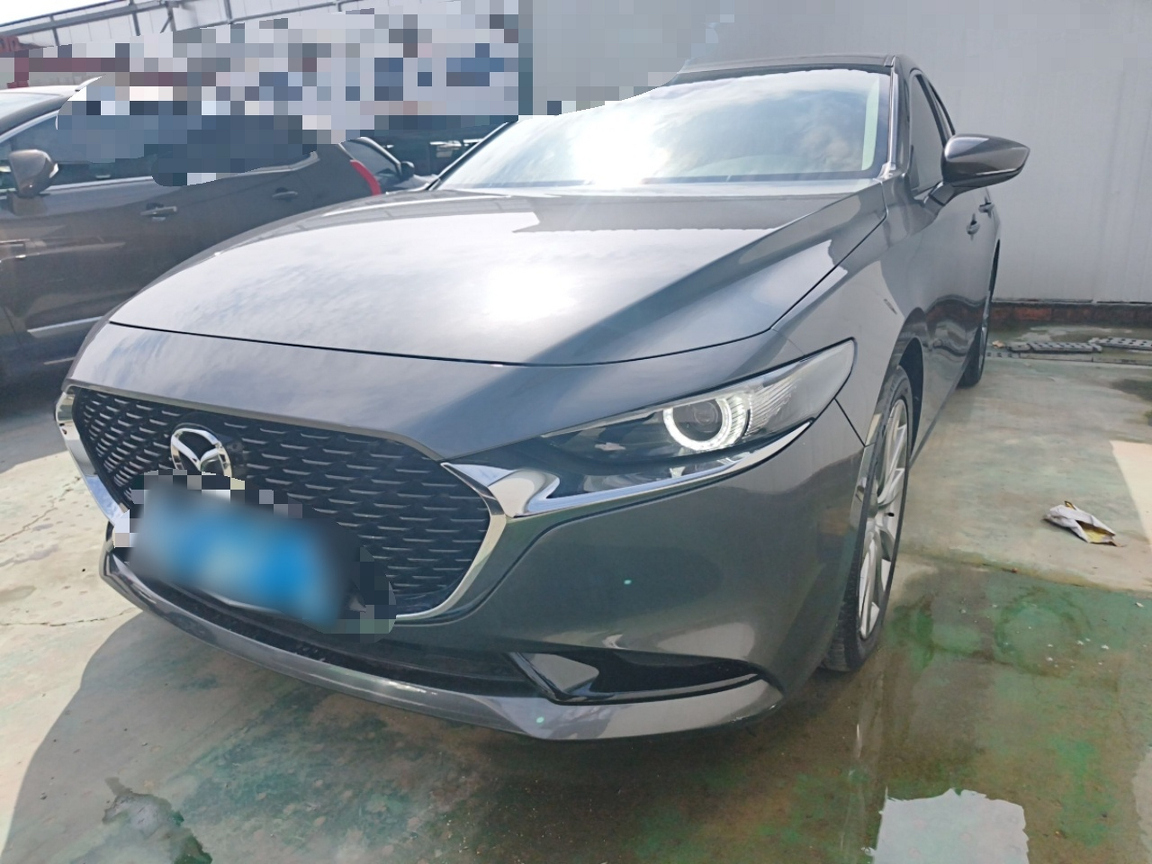 تحت مقدمة السيارة