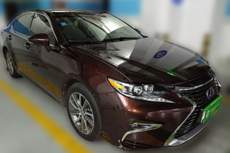 Used Lexus ES 2017 300h Mark Levinson Comfort Edition Front Right 45 Deg
