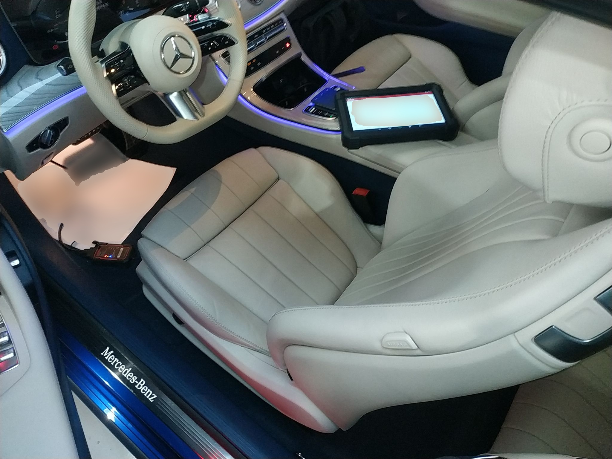 المقاعد الأمامية داخل السيارة