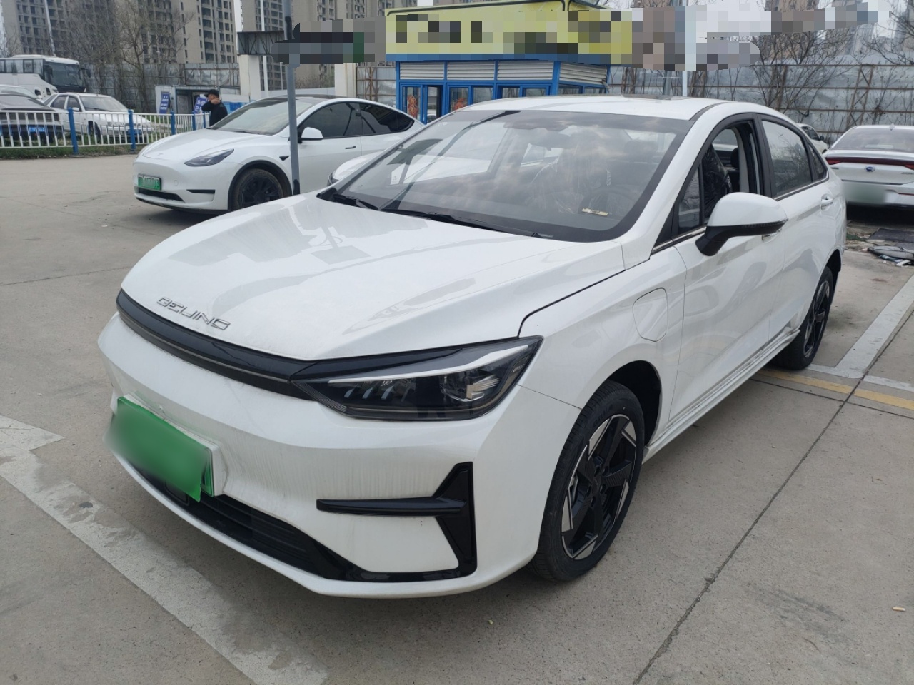 تحت مقدمة السيارة