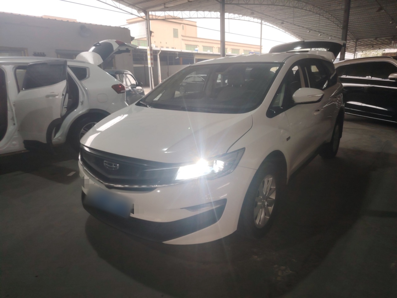 تحت مقدمة السيارة