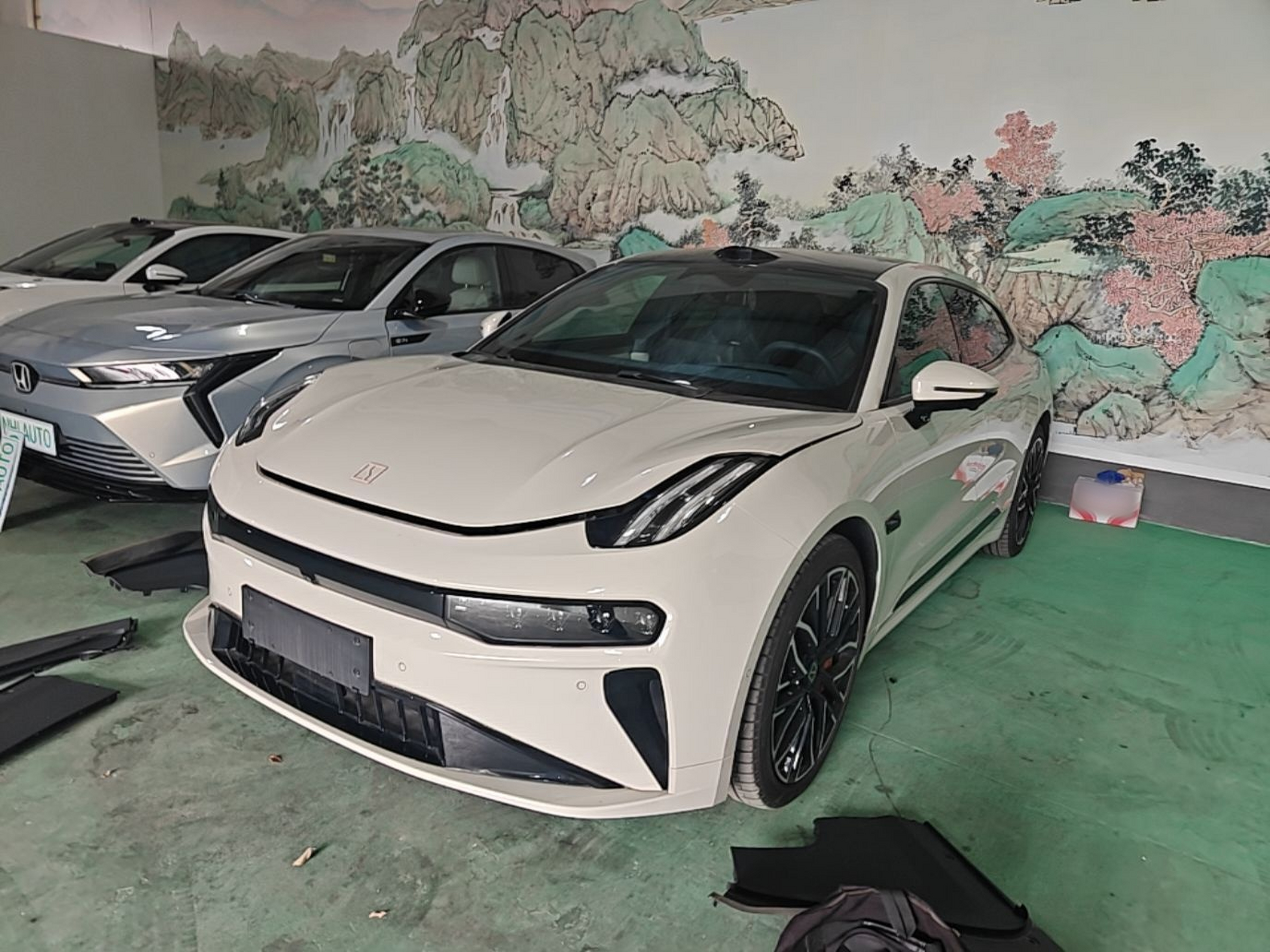 Под передней частью автомобиля