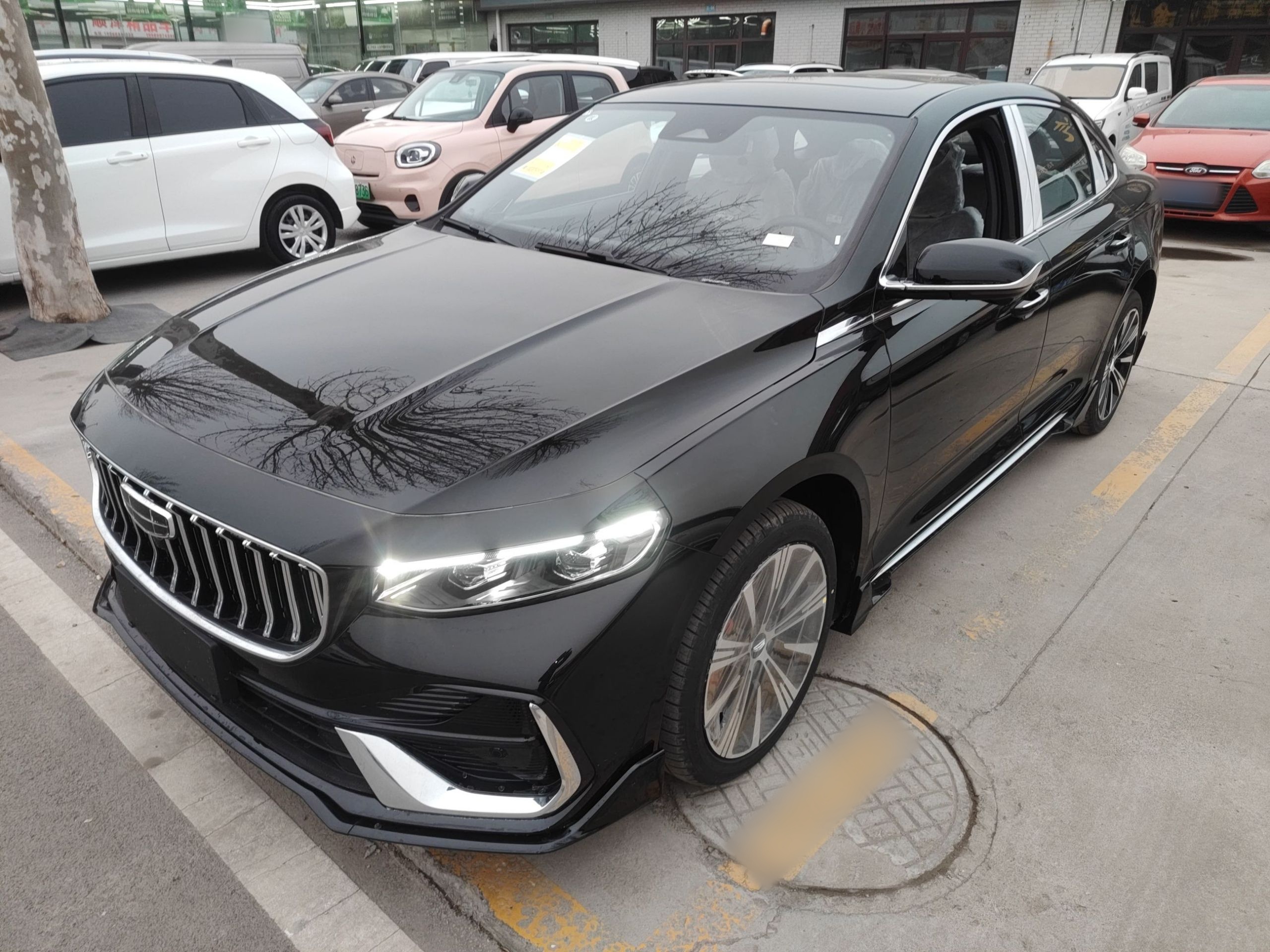 تحت مقدمة السيارة