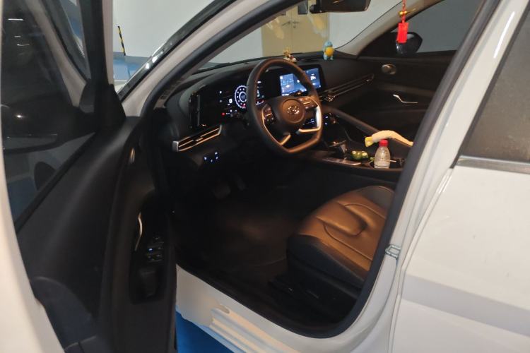 Used Hyundai Elantra 2022 1.5L CVT LUX Prestige Edition Driver Seat