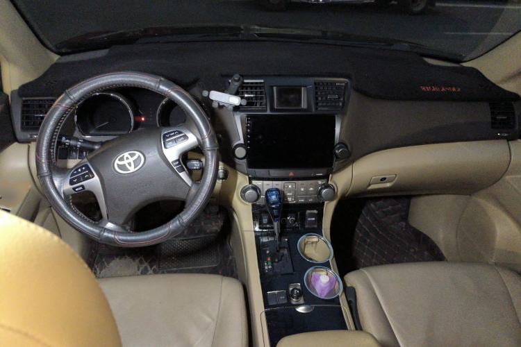 Used Toyota Highlander 2012 2.7L Two-Wheel Drive 7-Seater Luxury Edition Center Console