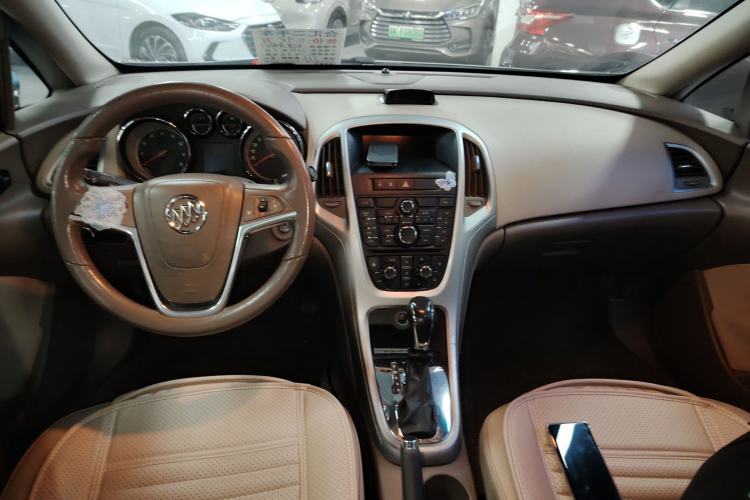 Used Buick GT 2010 GT 1.6L Automatic Fashion Edition Center Console