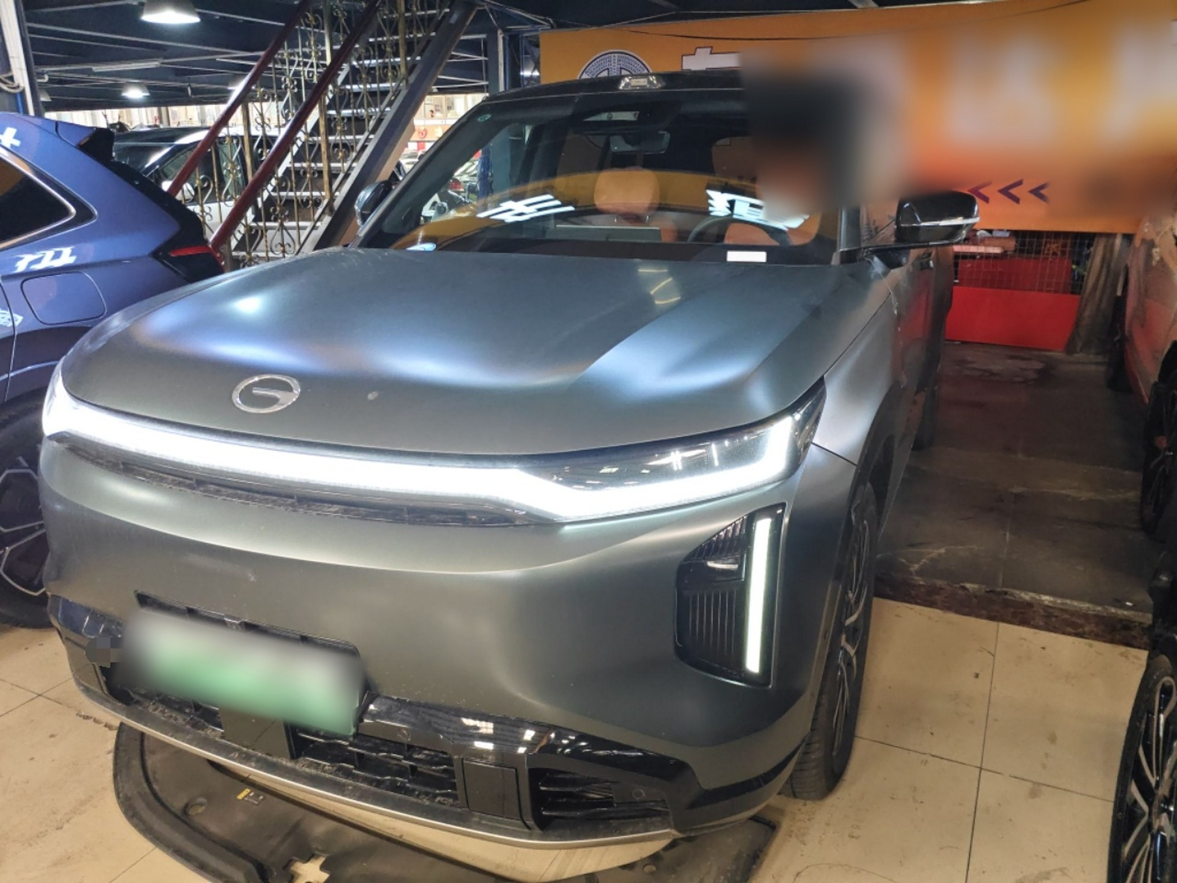 تحت مقدمة السيارة