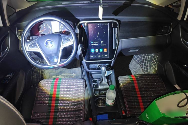 Used BYD Song MAX 2018 1.5T Automatic Smart Connect Luxury 6-Seater Center Console