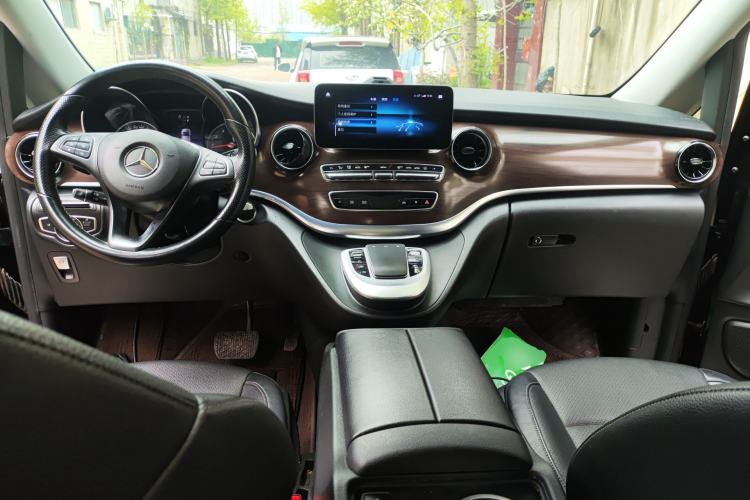 Used Mercedes-Benz V-Class 2021 V 260 Avantgarde Edition Center Console