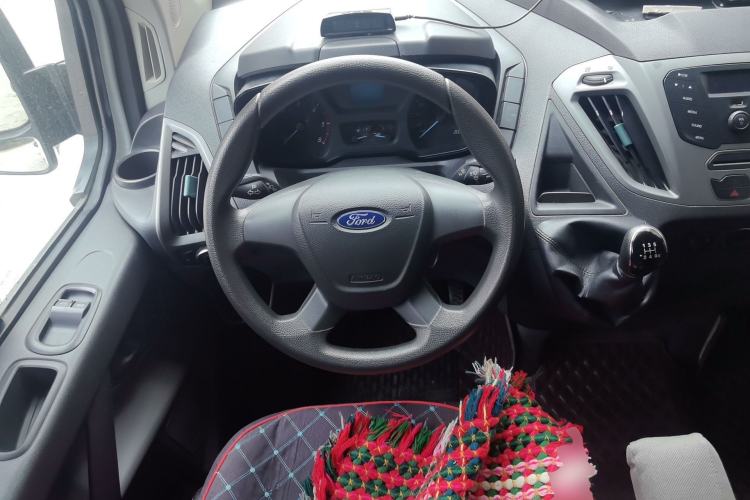 Used Ford Transit 2017 2.0T Diesel Multi-Purpose Commercial Vehicle Mid-Drive Mid-Roof China IV Standard