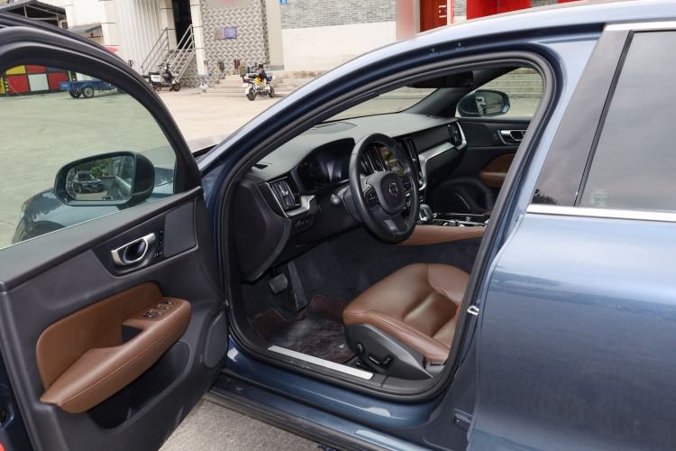 Used Volvo S60 New Energy 2022 T8 eDrive Hybrid All-Wheel Drive Smart Luxury Edition Interior 3