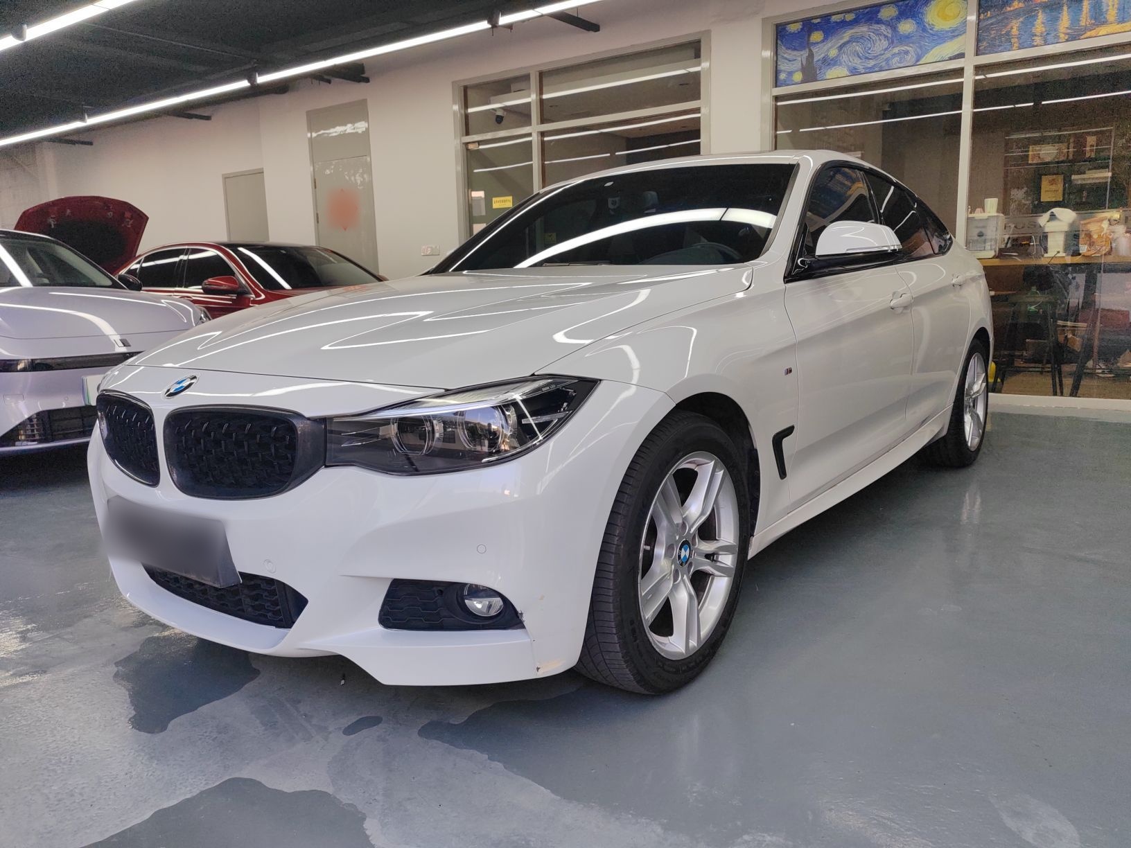 تحت مقدمة السيارة