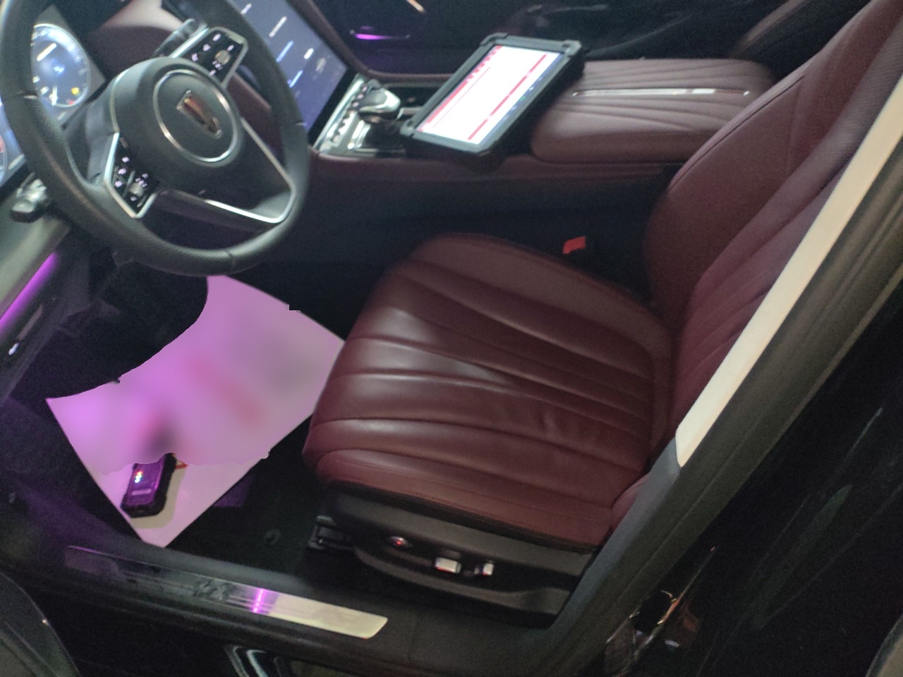 المقاعد الأمامية داخل السيارة