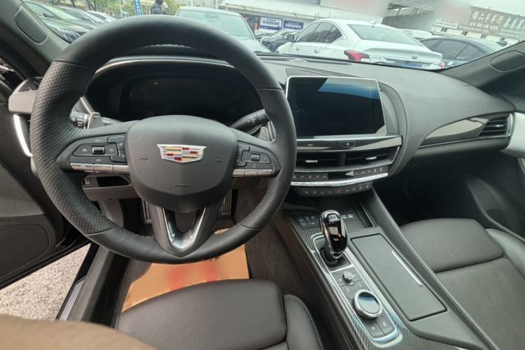 Used Cadillac CT5 2022 28T Platinum Edition Center Console