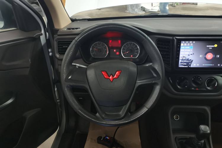 Used Wuling Hongguang V 2022 1.5L Jingqu Edition Enclosed-Window Vehicle with Hydraulic Power Steering LAR

