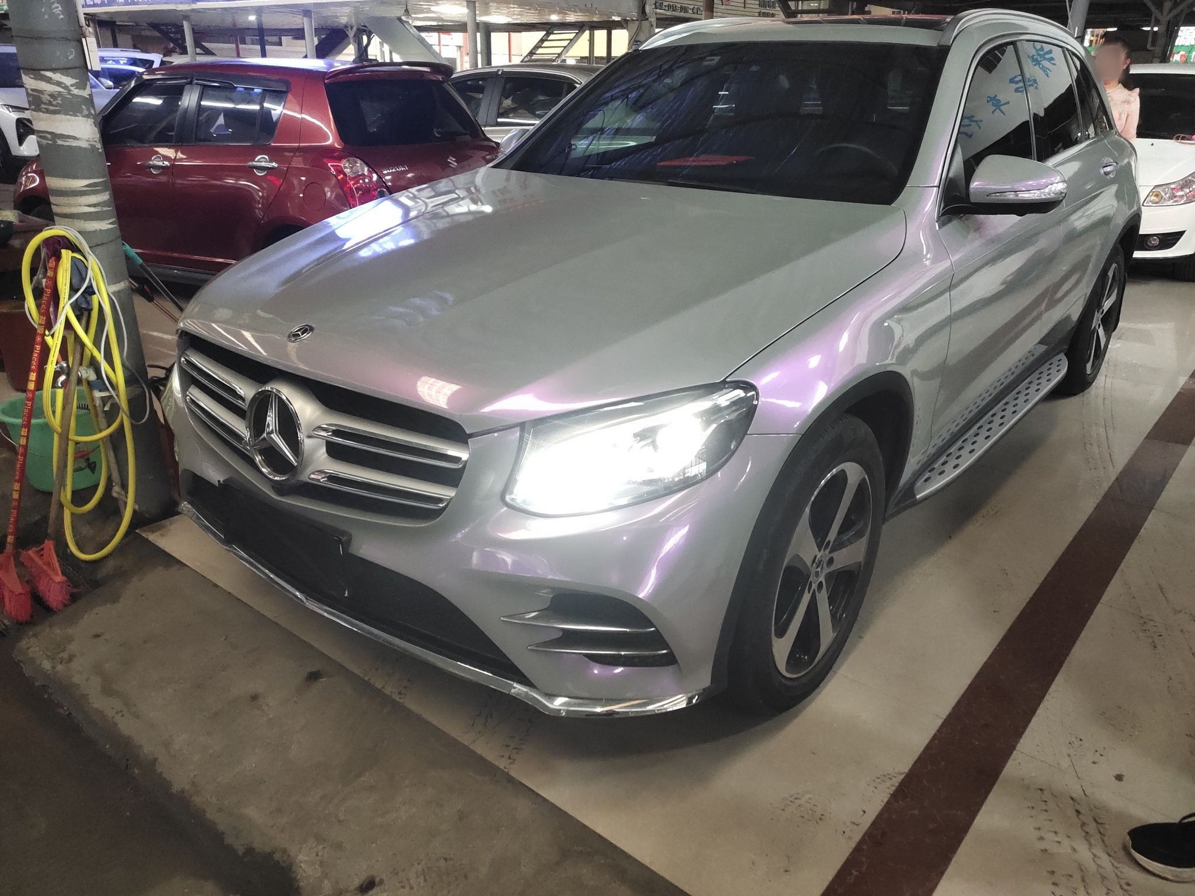 Под передней частью автомобиля