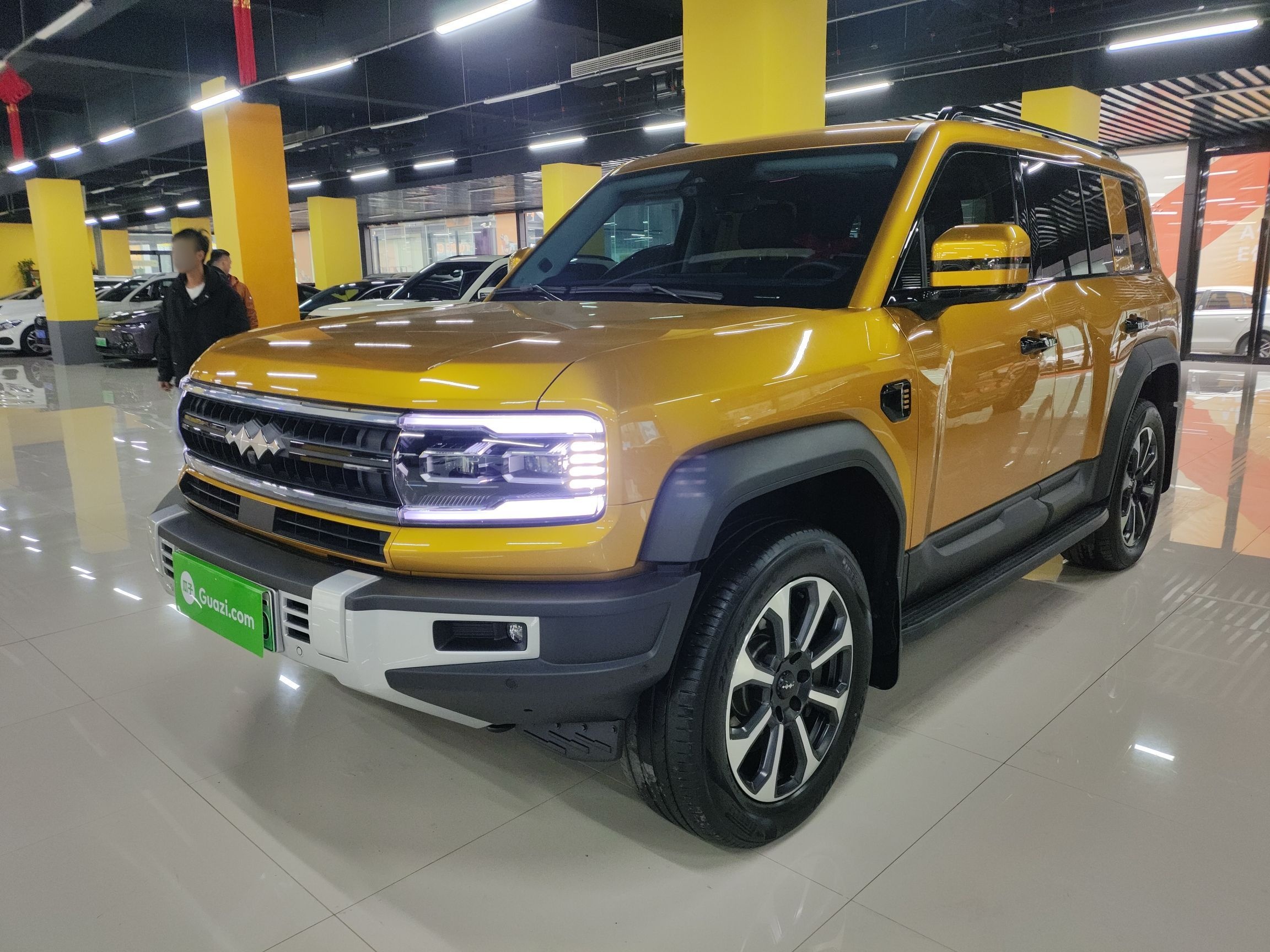 تحت مقدمة السيارة